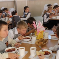 Омских школьников накормят на 65 рублей